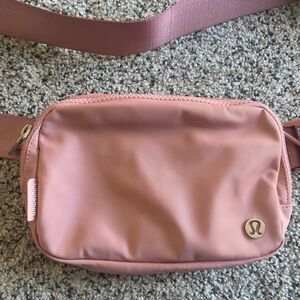 Lululemon Everywhere Beltbag 1L.
